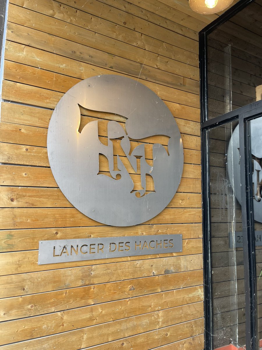 MBlivet's tweet photo. Montréal. 
Ici, on lance des haches comme ailleurs on lance des fléchettes ! 🪓🎯 https://t.co/ydZ6pge59p