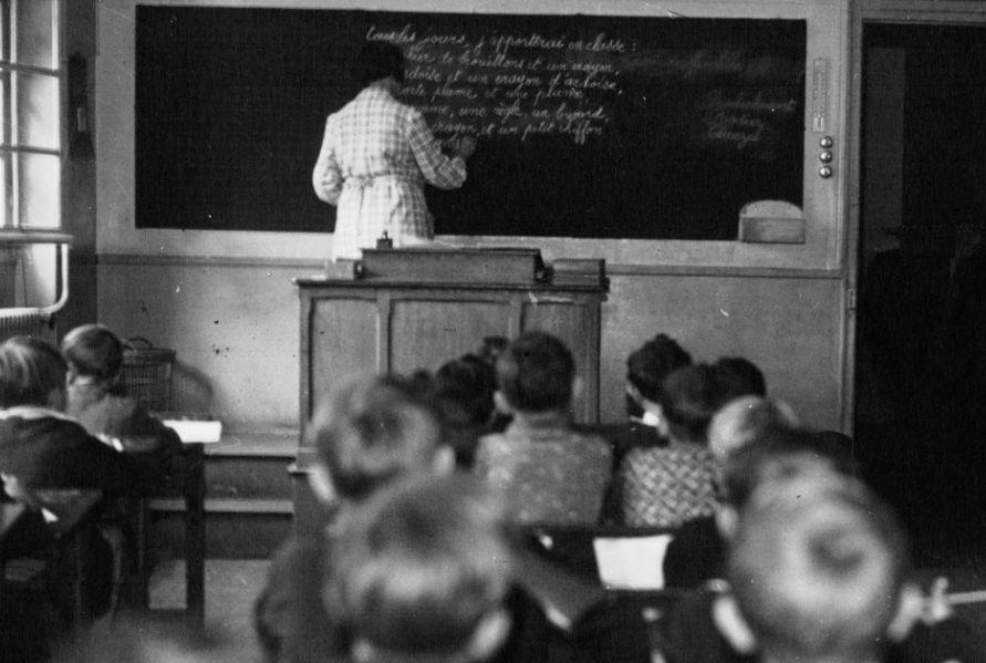 HadrienClouet's tweet photo. Nous sommes le 16 août : versement de l’allocation de rentrée scolaire (ARS). Un moment important dans la vie des familles de notre pays depuis 1974… et une boîte à fantasme pour l’extrême-droite, Macron et leurs copains. Infos utiles &amp; thread (1) https://t.co/tgOUyYyS9D