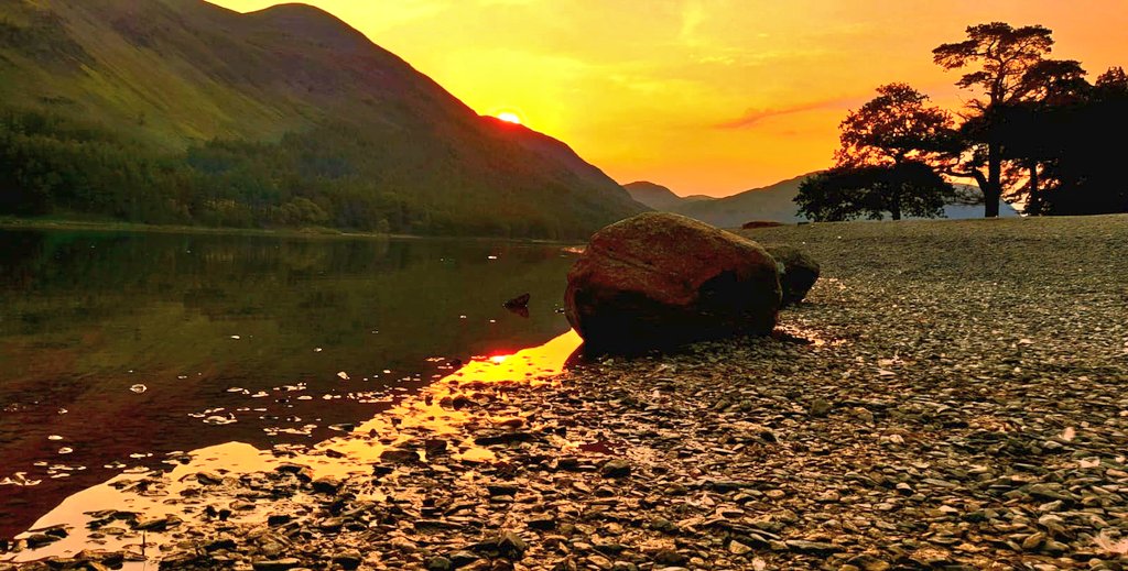 Lakeside sunset... <a href="/PictureCumbria/">Picture Cumbria</a> <a href="/CumbriaWeather/">ᴄᴜᴍʙʀɪᴀ ᴡᴇᴀᴛʜᴇʀ</a> <a href="/StormHour/">#StormHour</a> #Cumbria #LakeDistrict #Lakeland #buttermere
