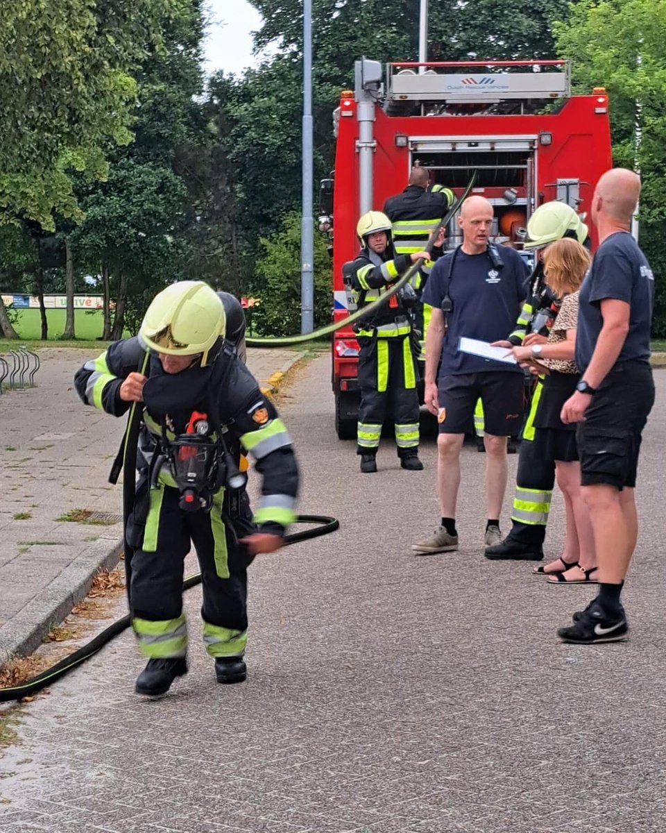 BrandweerHollum's tweet photo. Brand bij een kinderdagverblijf, je moet er niet aan denken… De dames van Eb en Vloed hebben hier wel goed over nagedacht. Ze hebben zelf 2 scenario’s bedacht om de BHV te oefenen. Voor beide partijen een leuke leerzame avond!👌🏻🚒 https://t.co/XGUcrH4IrS