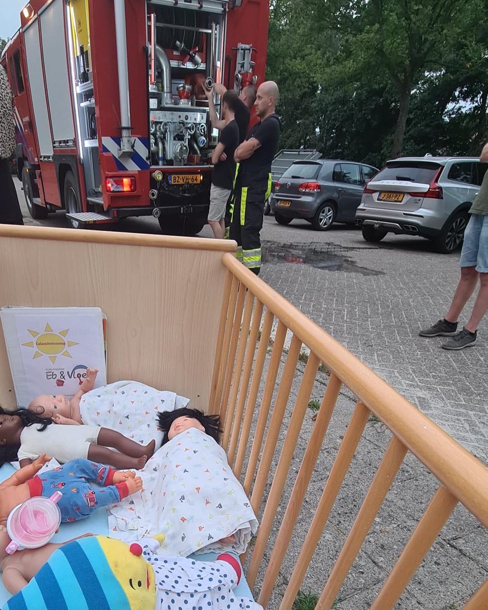 BrandweerHollum's tweet photo. Brand bij een kinderdagverblijf, je moet er niet aan denken… De dames van Eb en Vloed hebben hier wel goed over nagedacht. Ze hebben zelf 2 scenario’s bedacht om de BHV te oefenen. Voor beide partijen een leuke leerzame avond!👌🏻🚒 https://t.co/XGUcrH4IrS