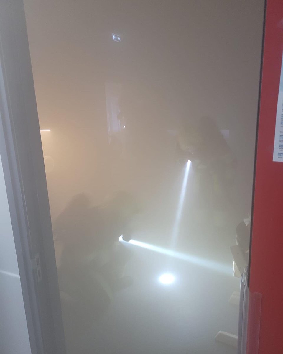 BrandweerHollum's tweet photo. Brand bij een kinderdagverblijf, je moet er niet aan denken… De dames van Eb en Vloed hebben hier wel goed over nagedacht. Ze hebben zelf 2 scenario’s bedacht om de BHV te oefenen. Voor beide partijen een leuke leerzame avond!👌🏻🚒 https://t.co/XGUcrH4IrS