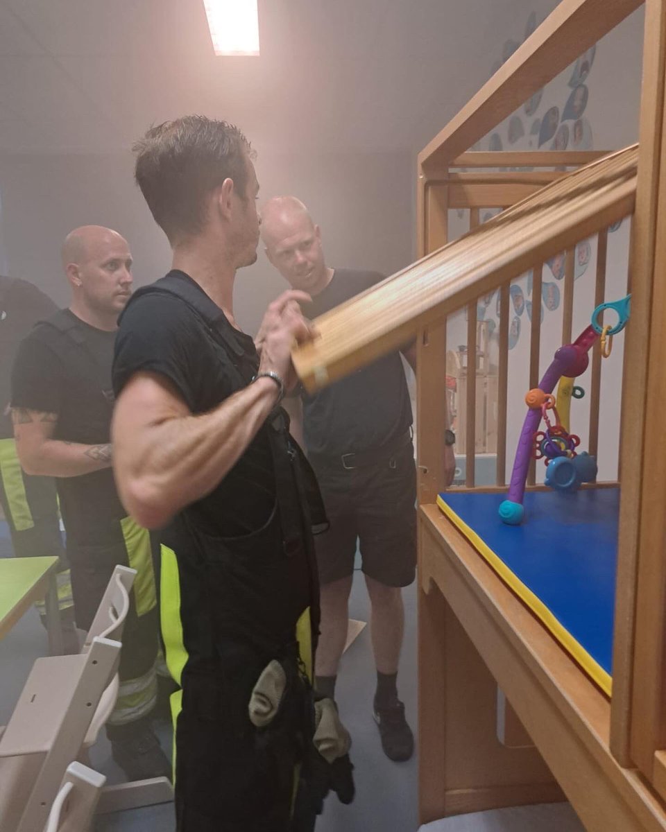 BrandweerHollum's tweet photo. Brand bij een kinderdagverblijf, je moet er niet aan denken… De dames van Eb en Vloed hebben hier wel goed over nagedacht. Ze hebben zelf 2 scenario’s bedacht om de BHV te oefenen. Voor beide partijen een leuke leerzame avond!👌🏻🚒 https://t.co/XGUcrH4IrS