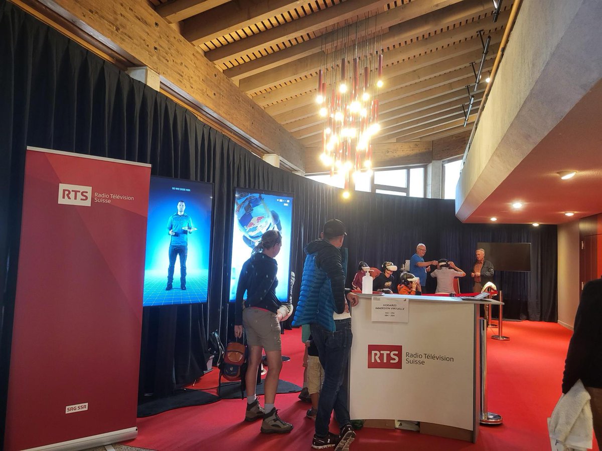 RadioTeleSuisse's tweet photo. 🎬⛷Tentez notre expérience de réalité virtuelle au Festival International du Film Alpin des #diablerets!
Vous avez déjà voulu être dans la peau d'un skieur professionnel? Vivez virtuellement une descente à Crans-Montana👉disponible du 13 au 20 août.

@SRGSSR #FIFAD #RTSAvecVous https://t.co/QO1s7H8SeP
