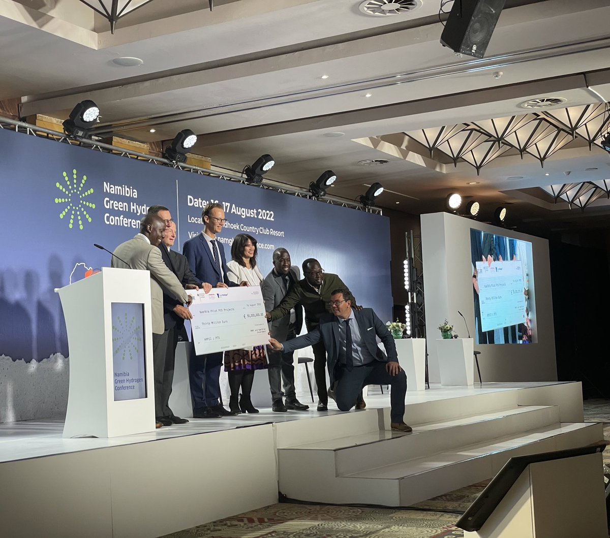 daisrym's tweet photo. Congratulations to the four GH2 pilot project sponsors, announced this am by 🇳🇦 Green Hydrogen Commissioner @MrMnyups
This +- 500mn NAD injection is part of #HPPII economic recovery plan & will assist w/ job creation & knowledge transfer for SMEs, TransNamib, Namport. @NIPDB https://t.co/6Pbciljxbx