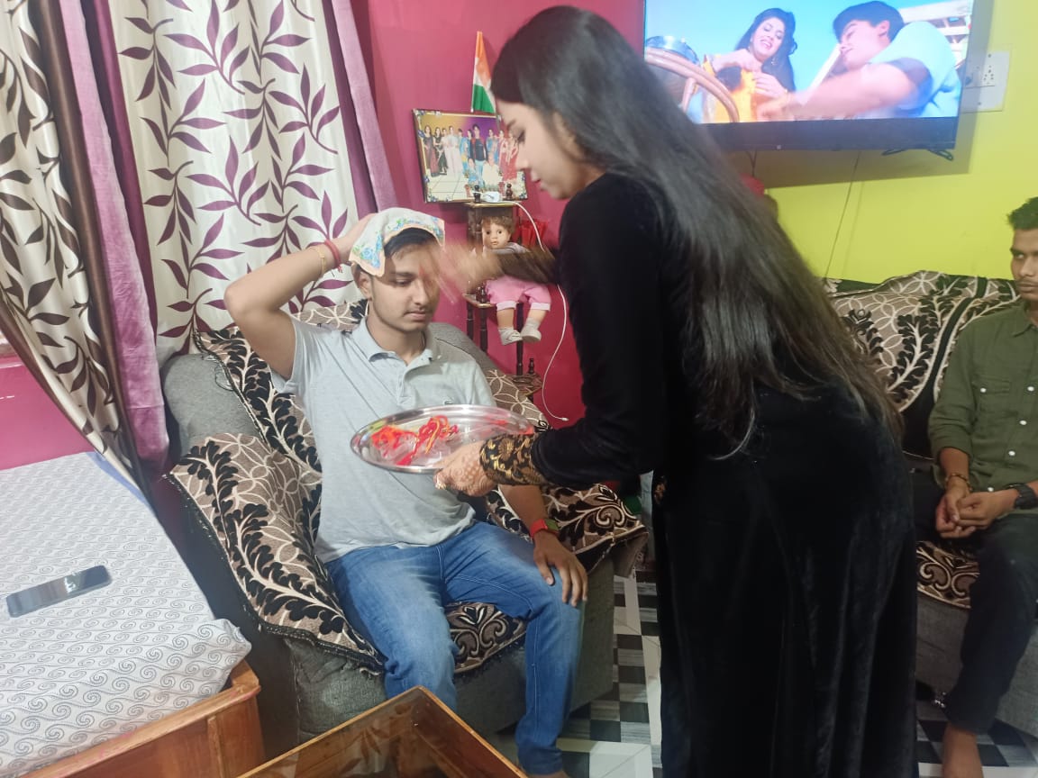 MunmunTiwari13's tweet photo. #रक्षाबंधन #RakshaBandan #LifeSavior_GodKabir #GodMorningThursday "Essence of Raksha Bandhan is the bond between the soul and the divine ". Only Supreme God Kabir can escape us from all sorrows and even rebirth. Greetings to everyone on the special occasion of Raksha Bandhan. https://t.co/lsG1wpUsQX