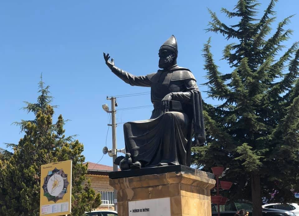 “İncinsen de incitme” diyerek Anadolu hümanizminin temellerini atan, yüzyıllardır yolumuzu aydınlatan, Erenler Şahı Hünkar Hacı Bektaş Veli’yi vuslatının yıldönümünde saygı ve rahmetle anıyorum. Devri daim olsun.