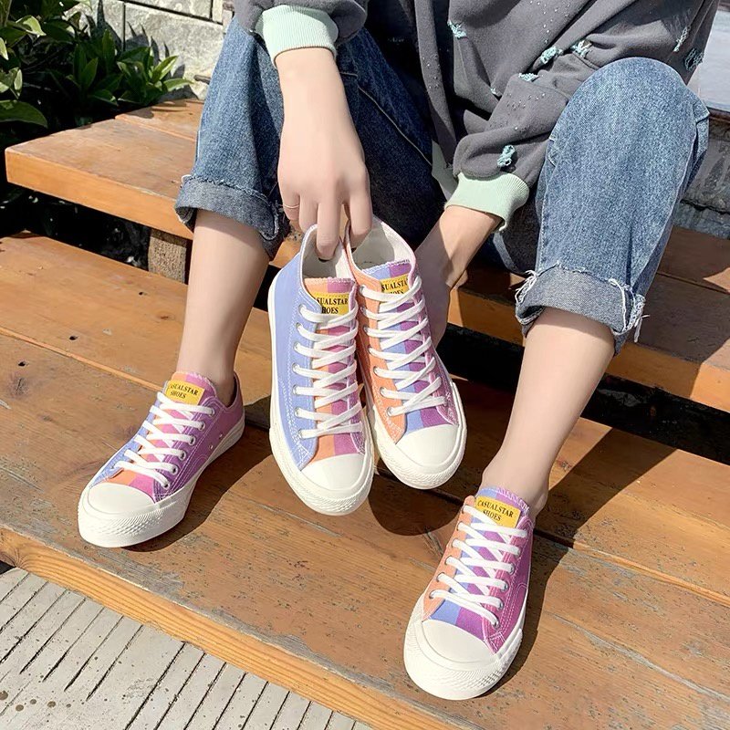 molynadya's tweet photo. Baru tau ada sepatu model begini. Kalo kena cahaya doi berubah warna!

🔗 https://t.co/OLvCiCKvBi https://t.co/QlGHEVY6Wm