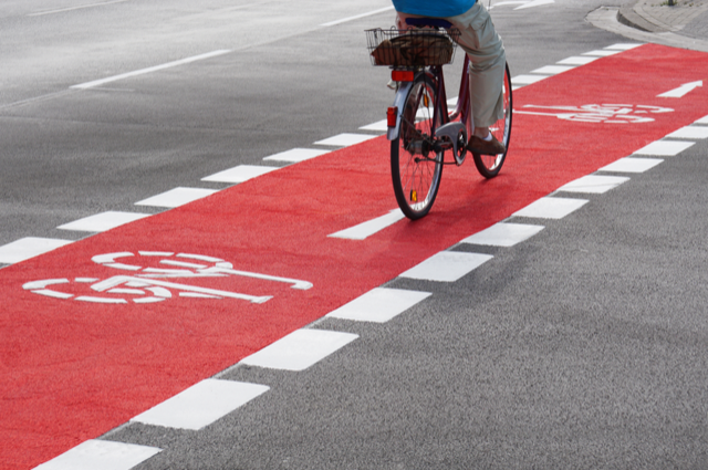 Verkehrsexperten fordern mehr Raum für #Radfahrer. Grund dafür ist, dass das #Fahrrad als wichtigstes Fortbewegungsmittel der Verkehrswende gilt und die Infrastruktur dementsprechend angepasst werden muss. Dies bedeutet auch, dass Autos künftig Fahrspuren abgeben müssen.
