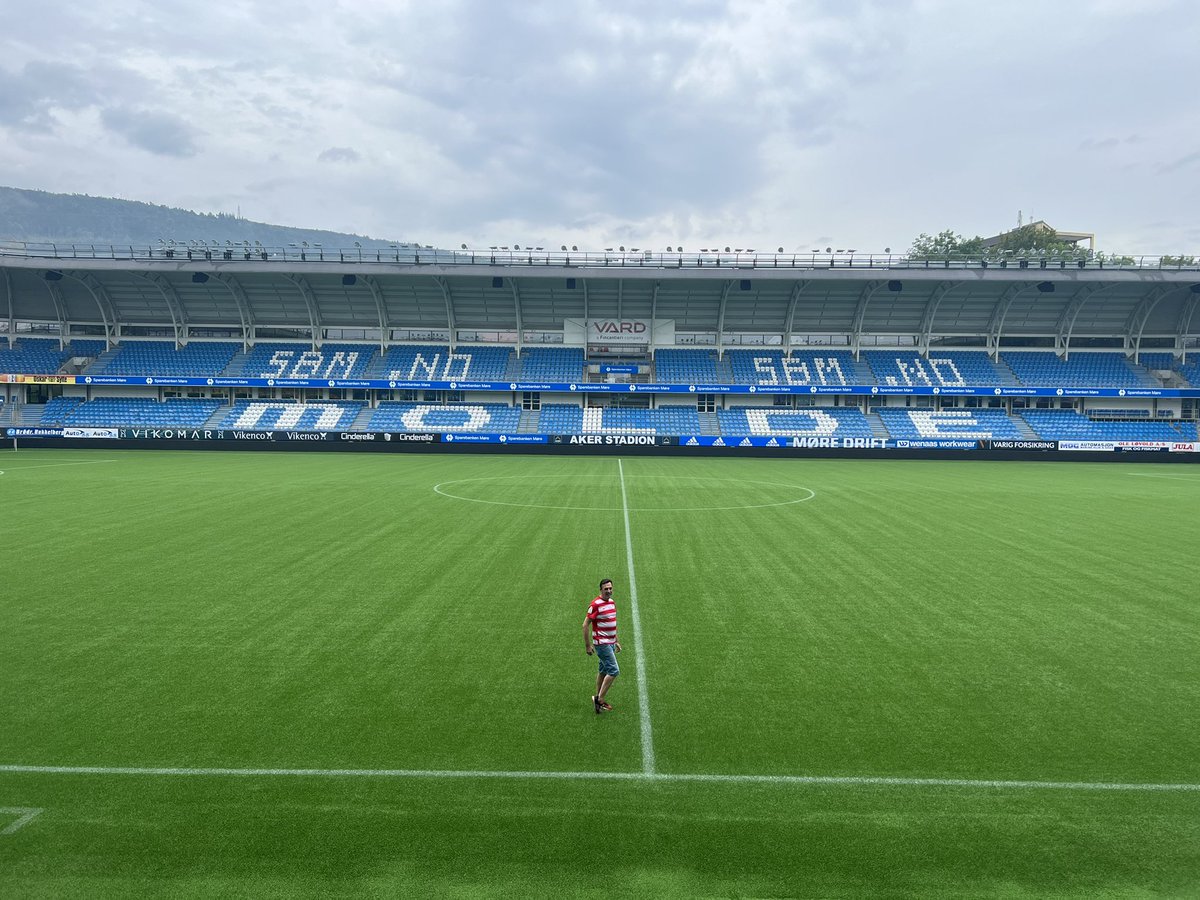 dpuertaconejero's tweet photo. #Molde es sinónimo de la mayor hazaña deportiva del #Granadacf. La mala follá fue que el Granadinismo no pudiera acudir a este coqueto estadio y hoy he aprovechado el viaje a Noruega para pisar el césped del #AkerStadion. Me cuentan que van primeros en la liga. All the best ! https://t.co/a1CXClu28F