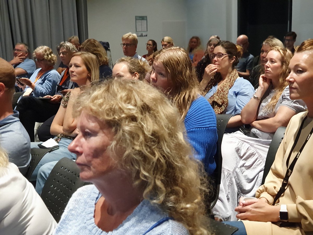 NIBR, OsloMet (@nibr_no) on Twitter photo Da var det fullt! @HegeHofstad og <a href="/TrondVedeld/">Trond Vedeld</a> snakker med #klimadirektørene i #Bergen og #Oslo om #klimaledelse i byen på #Arendalsuka Da var det fullt! @HegeHofstad og <a href="/TrondVedeld/">Trond Vedeld</a> snakker med #klimadirektørene i #Bergen og #Oslo om #klimaledelse i byen på #Arendalsuka