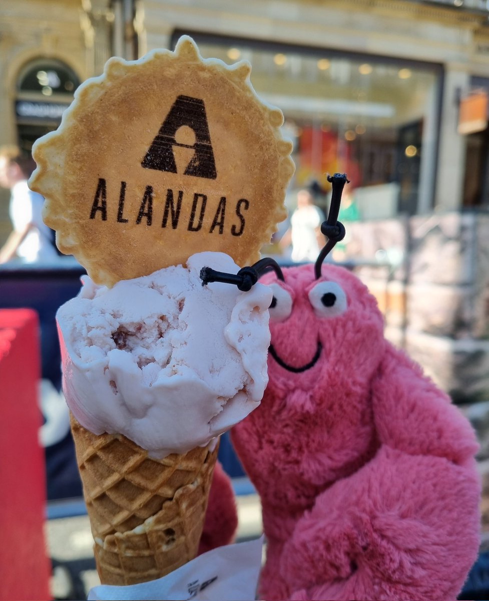 The lobster absolutely loves <a href="/AlandasSeafood/">Alandas</a> Gelato. Best ice cream at #edfringe! Their flavours are incredible, particularly the vegan chocolate &amp; the perfectly pink strawberry (it matches my pincers!) 
We just won't talk about the menu at their seafood shack nextdoor... 😱😬