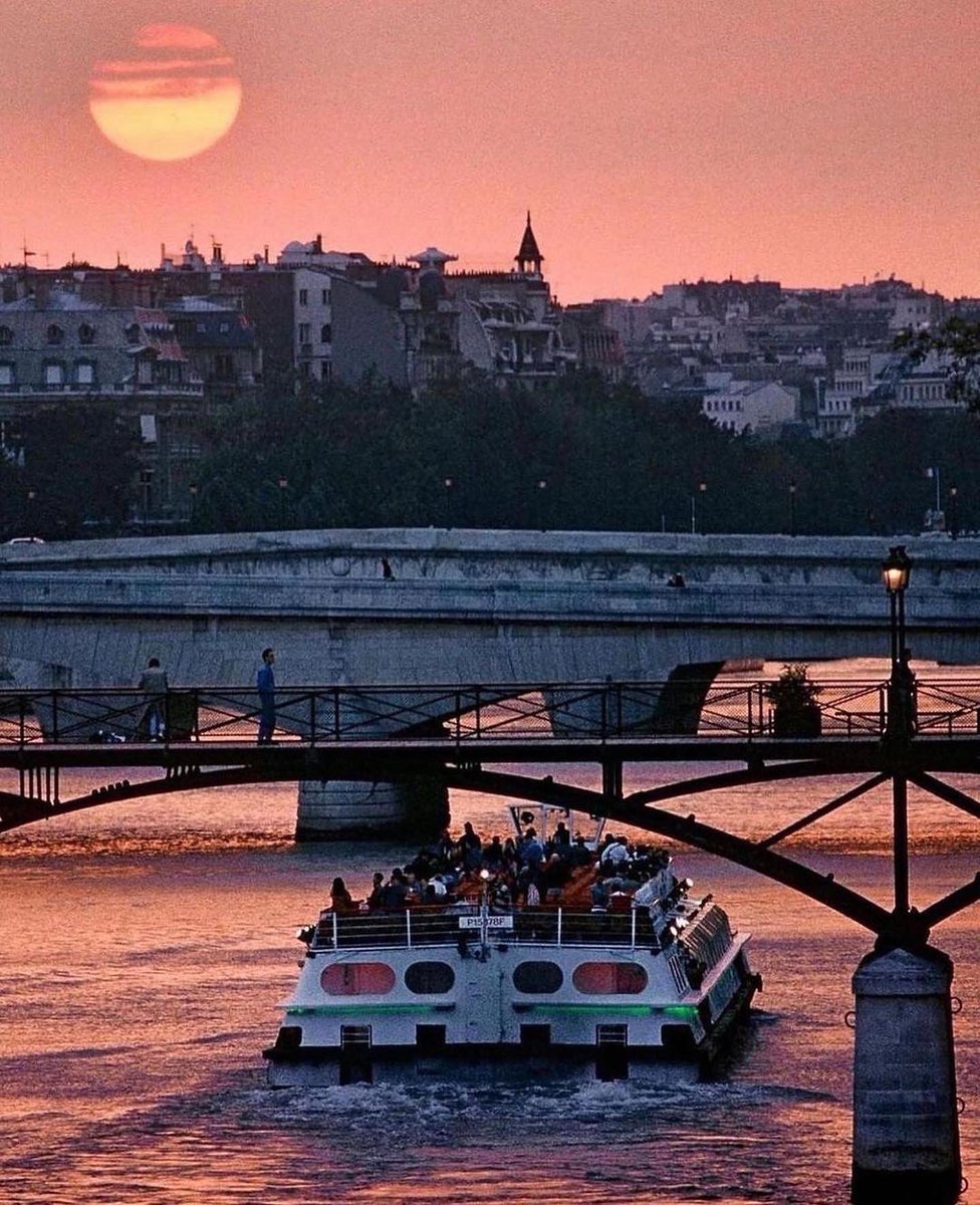 33Degres's tweet photo. Paris l’été en 1997 ☀️🇫🇷 https://t.co/1ytEot0f7w