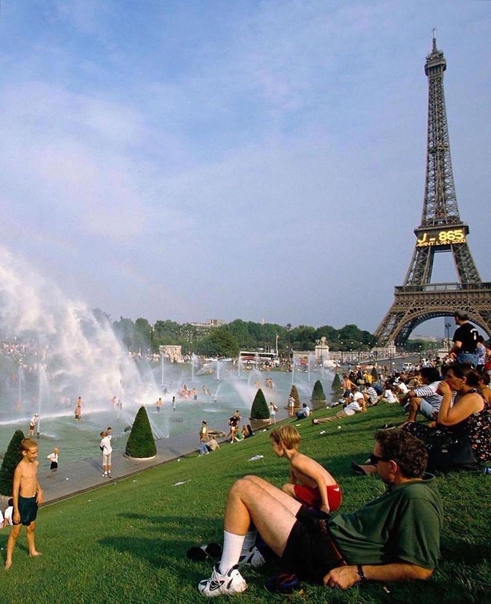 33Degres's tweet photo. Paris l’été en 1997 ☀️🇫🇷 https://t.co/1ytEot0f7w