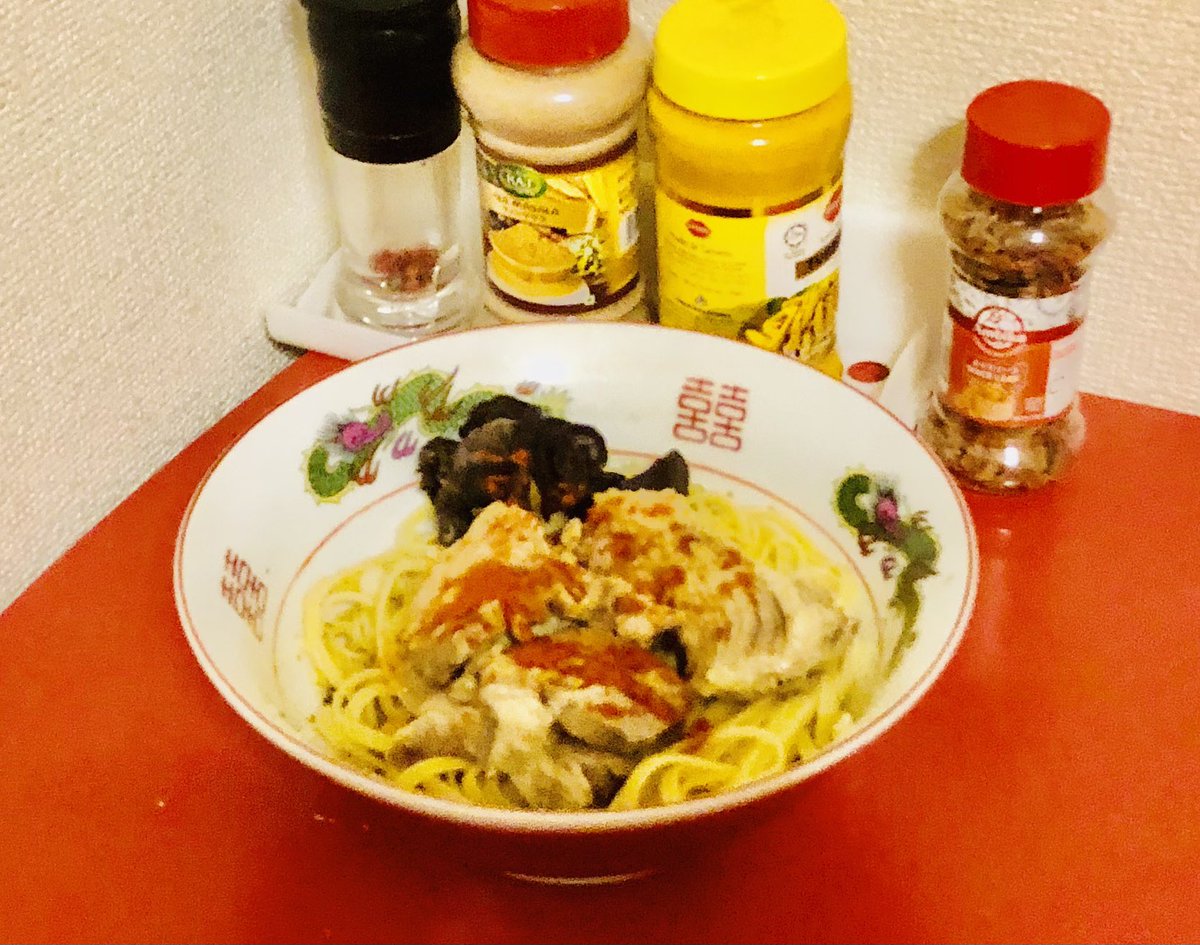 HIROMORITATOKYO's tweet photo. 夕食
チャーシュー混ぜそば
塩、胡麻油、少量の黒酢で味付け
パスタのリングイネは太いしタレに絡みやすいから混ぜそば向き
#料理好きな人と繋がりたい
#おうちごはん
#paprikapowder
#pimentón
#pimentóndulce
#poudredepoivron
#辣椒粉
#làjiāofěn
#بابريكا
#bābrīkā https://t.co/DRUH3KrOZz