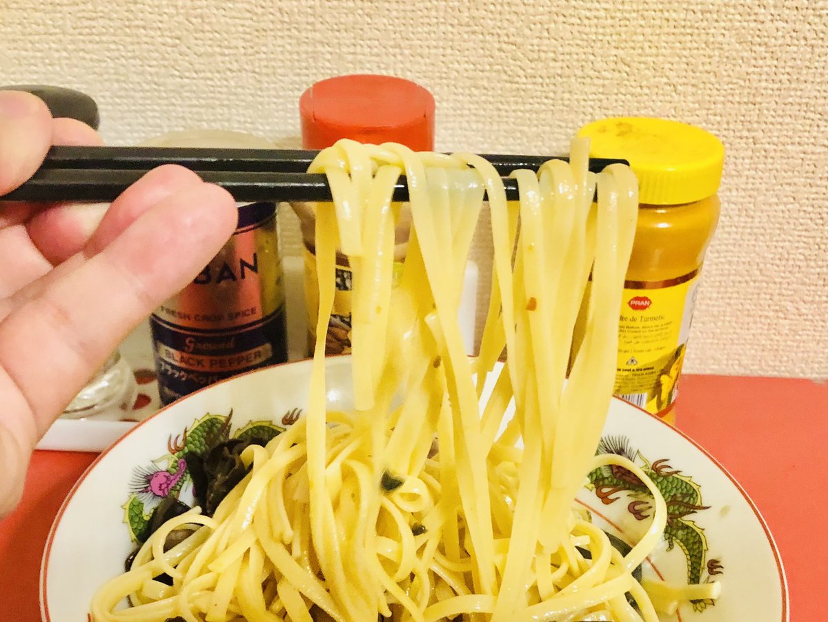 HIROMORITATOKYO's tweet photo. 夕食
チャーシュー混ぜそば
塩、胡麻油、少量の黒酢で味付け
パスタのリングイネは太いしタレに絡みやすいから混ぜそば向き
#料理好きな人と繋がりたい
#おうちごはん
#paprikapowder
#pimentón
#pimentóndulce
#poudredepoivron
#辣椒粉
#làjiāofěn
#بابريكا
#bābrīkā https://t.co/DRUH3KrOZz
