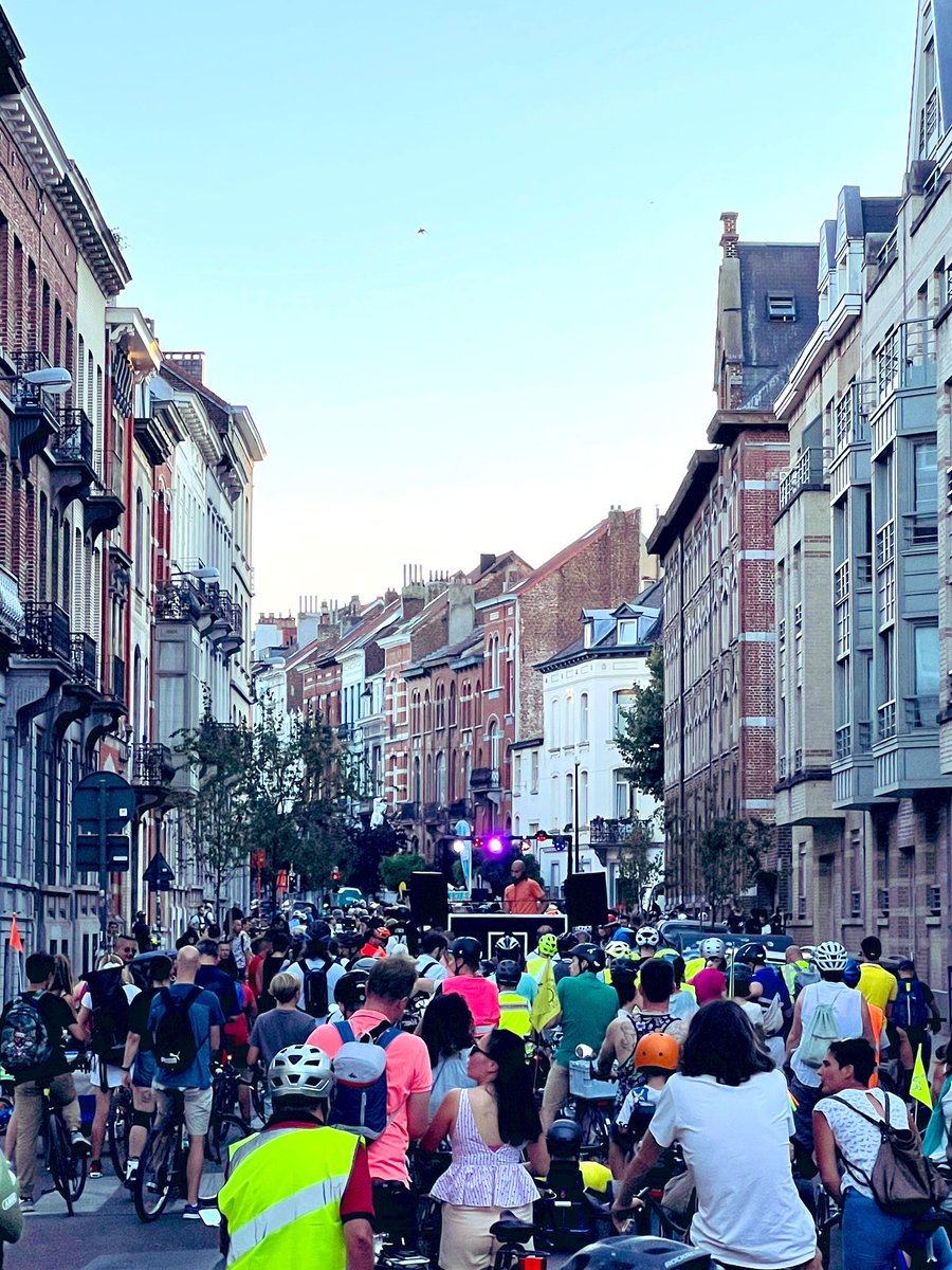tamasivankovacs's tweet photo. Follow the locals, not only when in #Rome…but also when in #Brussels, #Belgium 🇧🇪 at #RollerParade (#Summer #Fridays) 🚴♀️🚴♂️😃 https://t.co/ksmDSvM2D4
