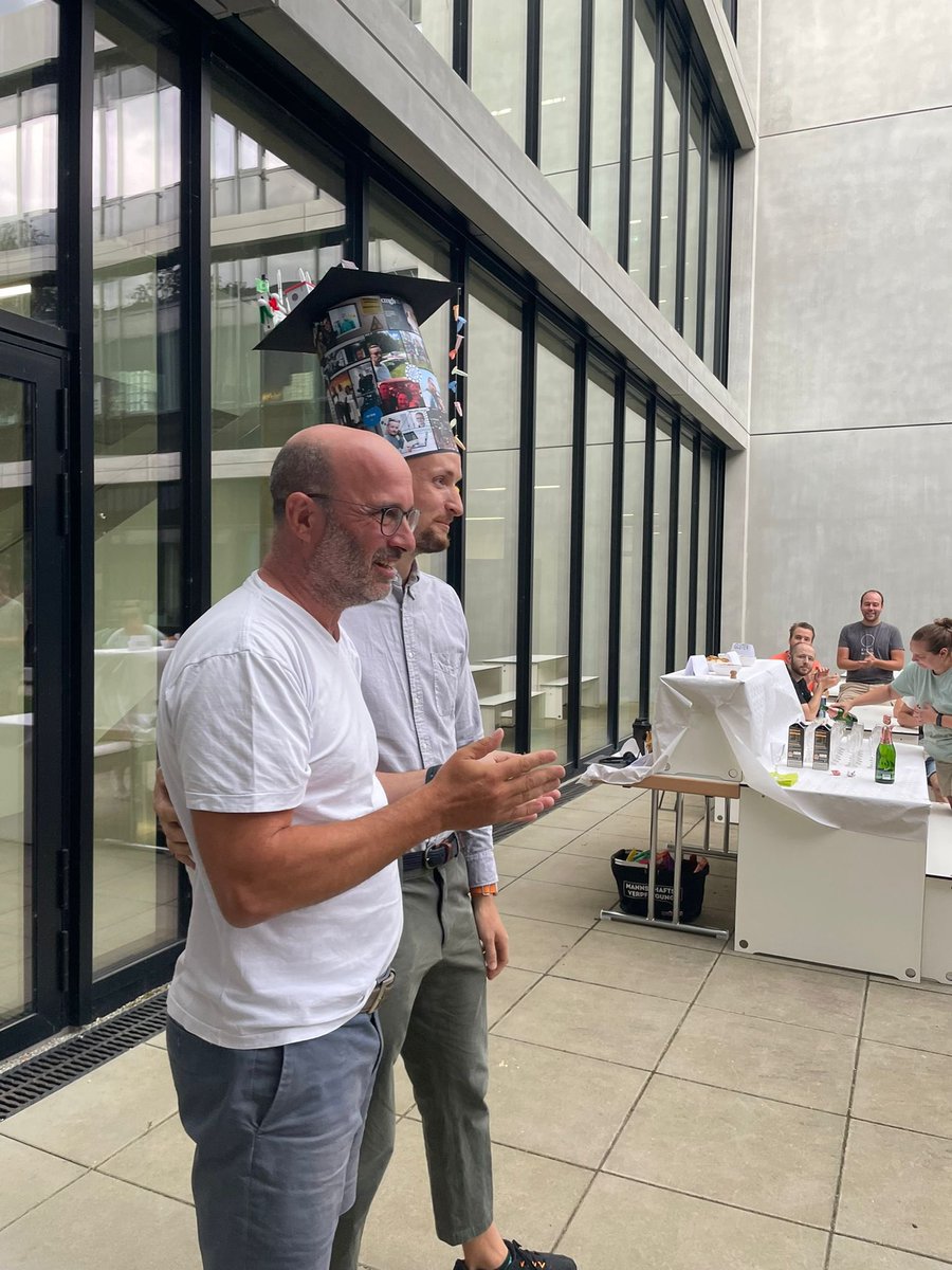 r_gross_'s tweet photo. PhDone ✅ Very happy to have had such a great environment and colleagues in the past 4.5 years and looking forward to new projects with them in the future 👀 #extracellularvesicles #drrernat #virology https://t.co/v2alpLL79F