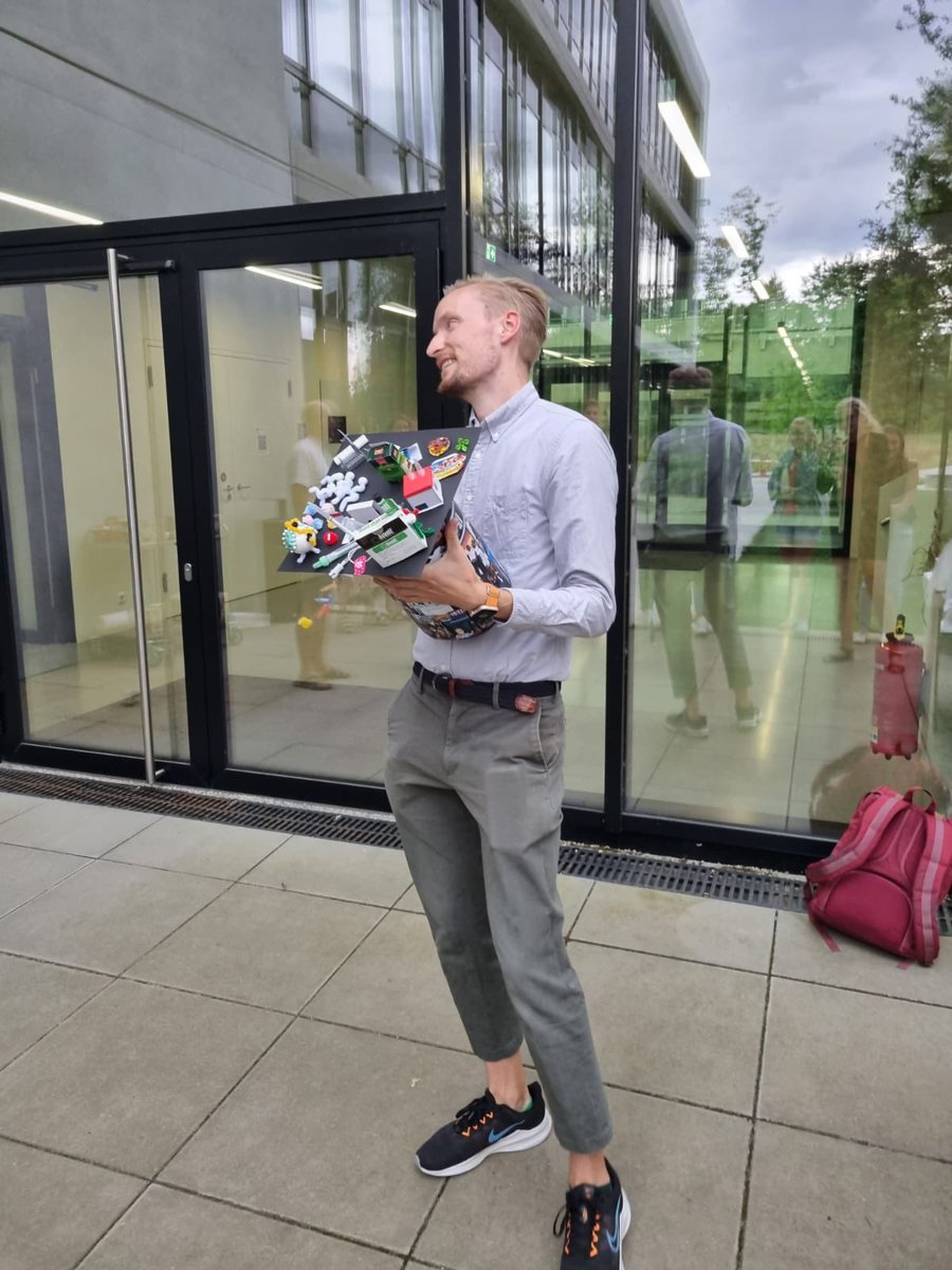 r_gross_'s tweet photo. PhDone ✅ Very happy to have had such a great environment and colleagues in the past 4.5 years and looking forward to new projects with them in the future 👀 #extracellularvesicles #drrernat #virology https://t.co/v2alpLL79F