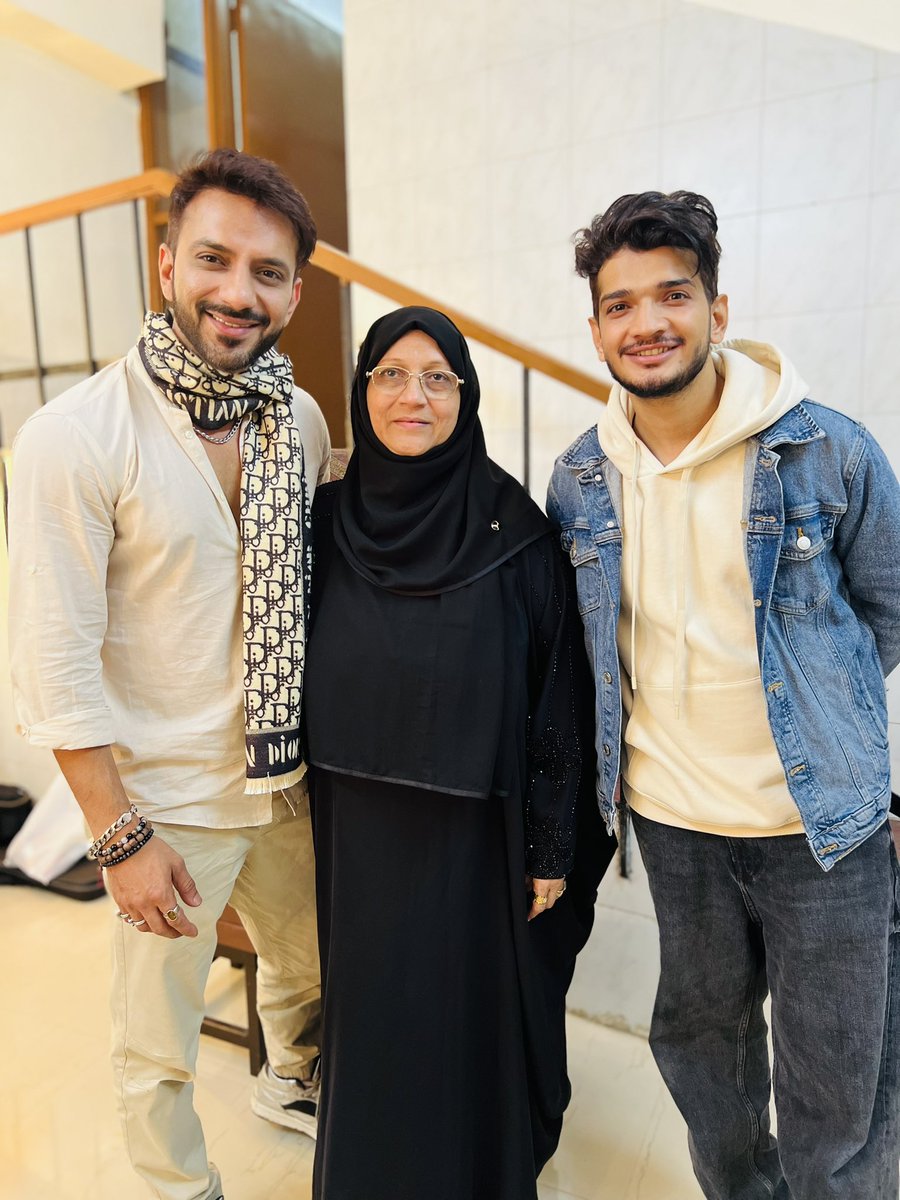AliAMerchant's tweet photo. Humaari maa ka birthday hai 🎂😘
Dost toh bohot hai, par zindagi mai humesha kuch Gehre dost banaao aur khushiyaan dete chalo., mazaa hi aajayega… ❤️
@munawar0018 Love u Mera bhai 😘 https://t.co/daqxqJtl94