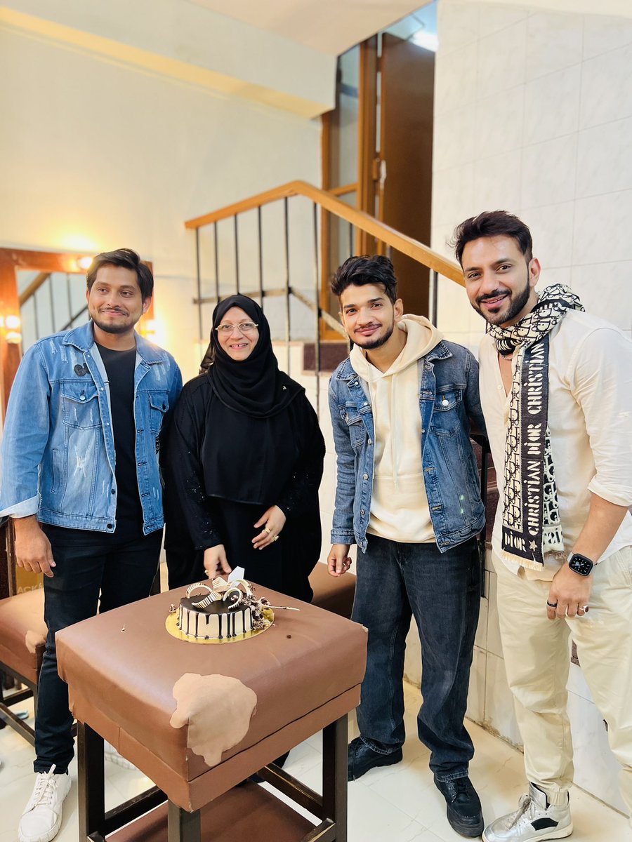 AliAMerchant's tweet photo. Humaari maa ka birthday hai 🎂😘
Dost toh bohot hai, par zindagi mai humesha kuch Gehre dost banaao aur khushiyaan dete chalo., mazaa hi aajayega… ❤️
@munawar0018 Love u Mera bhai 😘 https://t.co/daqxqJtl94