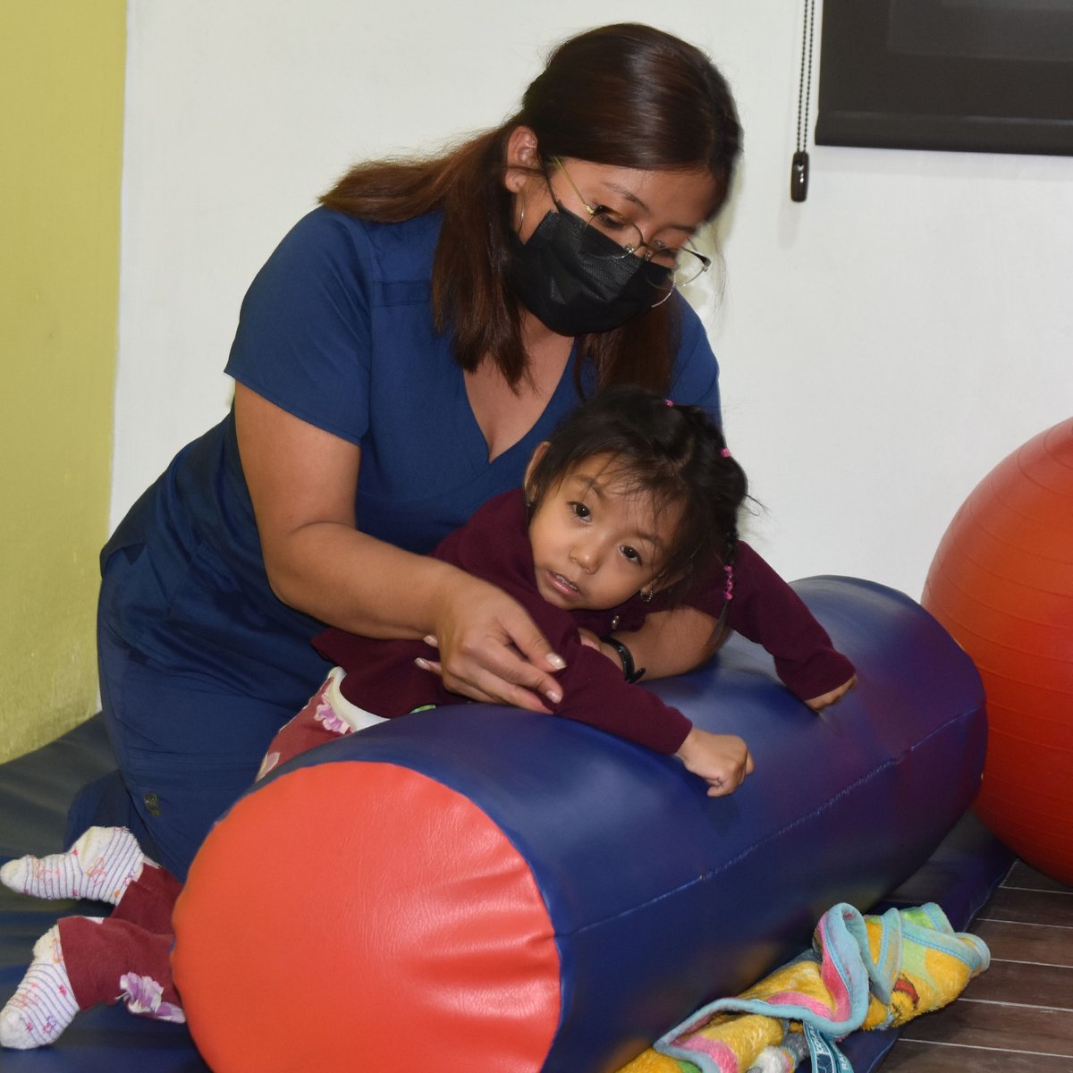 nphkinderhilfe's tweet photo. Unser Familienzentrum in Guatemala ist eröffnet! Die ersten Kinder erhalten nun Physiotherapie. So auch Baby Elia mit Down Syndrom. #nph #nphdeutschland #nphkinderhilfe #charity #lateinamerika #kinderhilfe #kinderhilfswerk #familienzentrum #guatemala #behinderung https://t.co/s6kntl9kIl