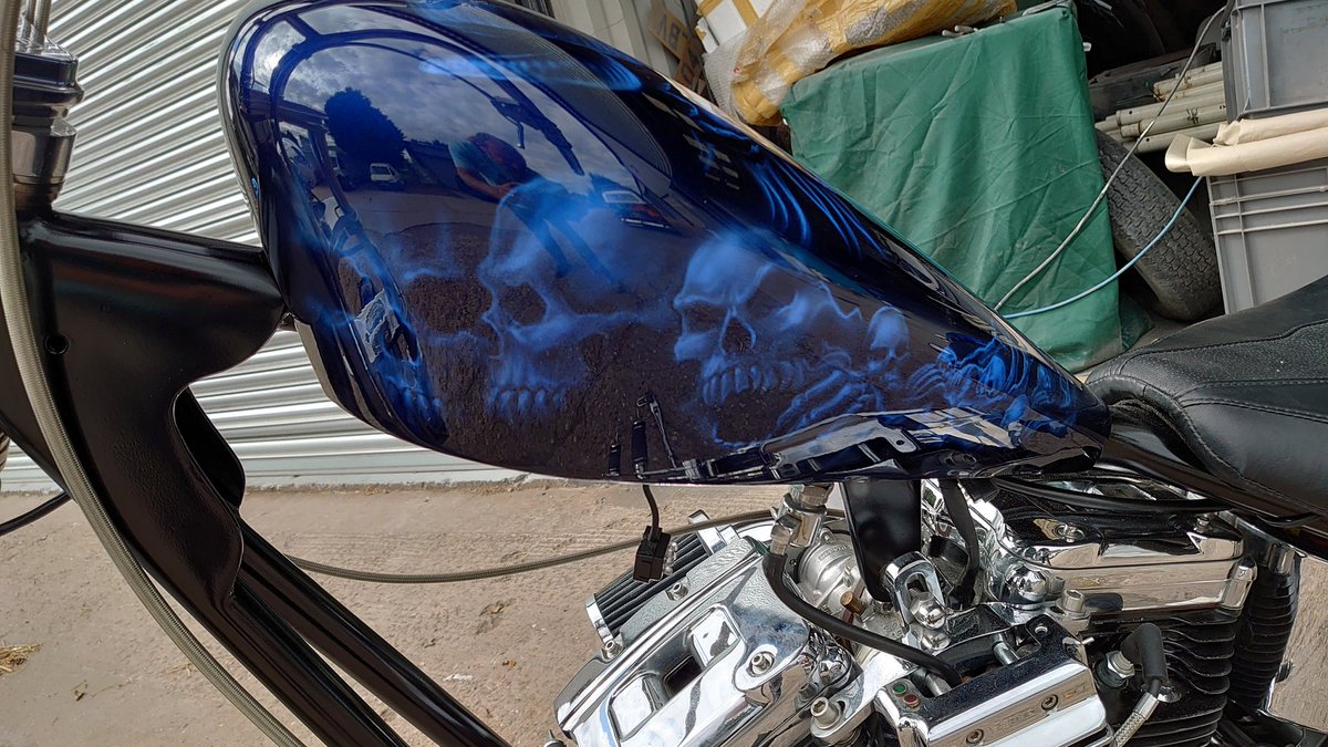 MDMachine's tweet image. A mixture of tricks and new pearls to create this lovely blue effect over artwork.