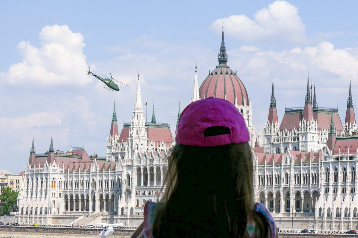 PeteConrad25's tweet photo. #Törpi 
#PlaneSpotting
#Budapest 
#Parlament 
#HuAF https://t.co/RMFT75pUra