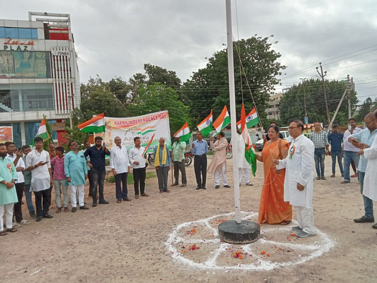 WelfareSectorB's tweet photo. Celebration of 75th Independence Day and Flag hoisting done by the members of welfare association at Rani Lakshmi Bai Parking of Sector-B, LDA Colony, Lucknow

#GharGharTirangA #IndependenceDay #ProudtobeINDIAN @RajeshwarS73 https://t.co/d9D3KizSXv