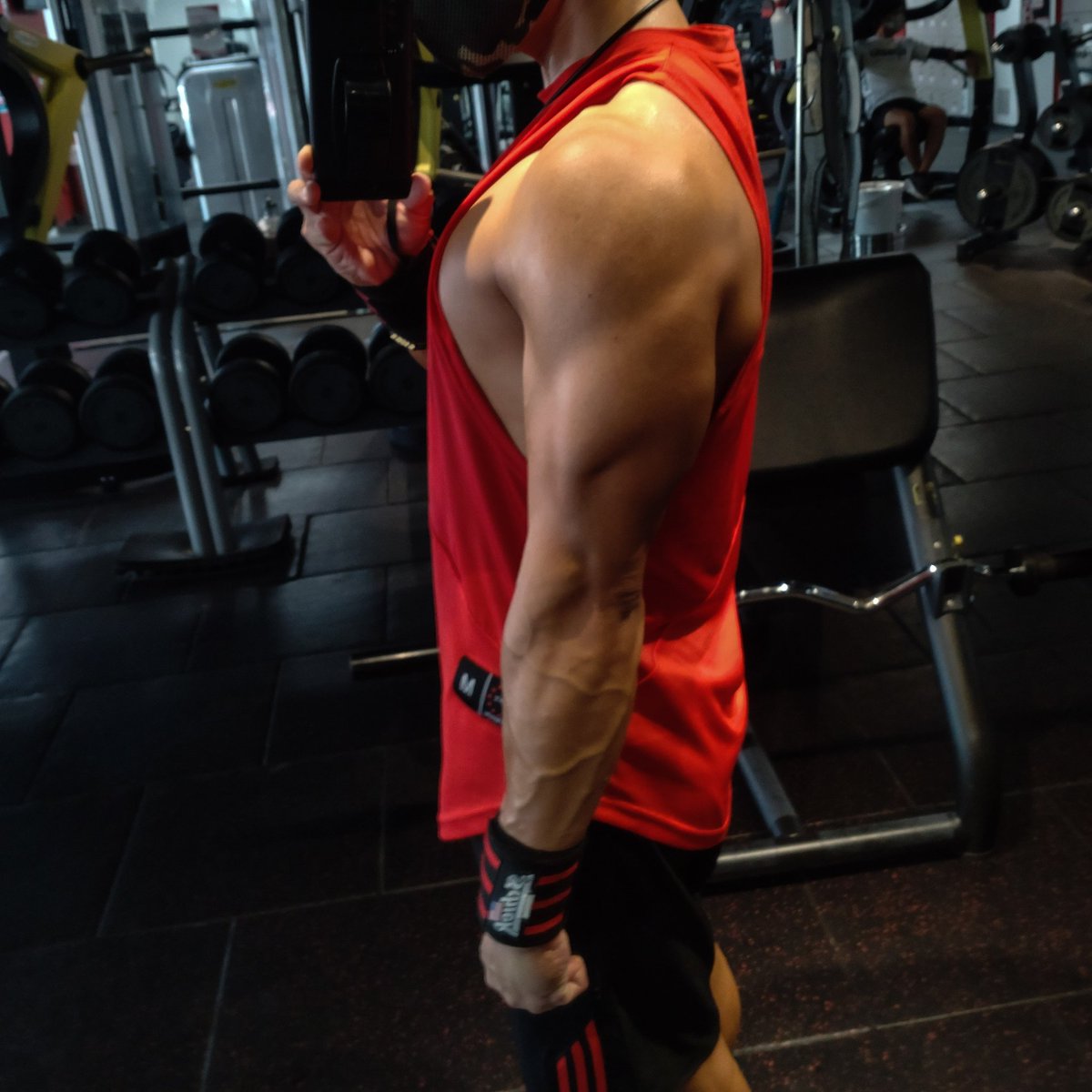 Shota_Vicky0611's tweet photo. ジムで腕と脚やってきました💪🦵

胸トレ→腹筋の写真
肩トレ→腹筋の写真
背中…→腹筋の…
脚…→腹筋…

って人結構見かけるけど腹筋にそこまで自信あってアピール出来るの羨ましい😉✨

私の腹筋はブニブニ🐷やった部位の写真を一生懸命盛ってアップするのみです🥺笑

腹筋もやらなきゃな💪🙌💪 https://t.co/VmhTnS8e8Y