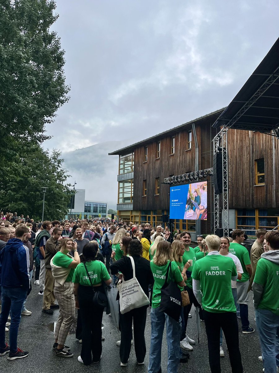 HiVolda's tweet photo. #Semesterstart @HiVolda i dag! Vi gler oss til å ta i mot nye og vidarekomne studentar 😍 https://t.co/WavzI2I5XH