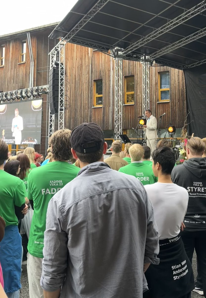 HiVolda's tweet photo. #Semesterstart @HiVolda i dag! Vi gler oss til å ta i mot nye og vidarekomne studentar 😍 https://t.co/WavzI2I5XH