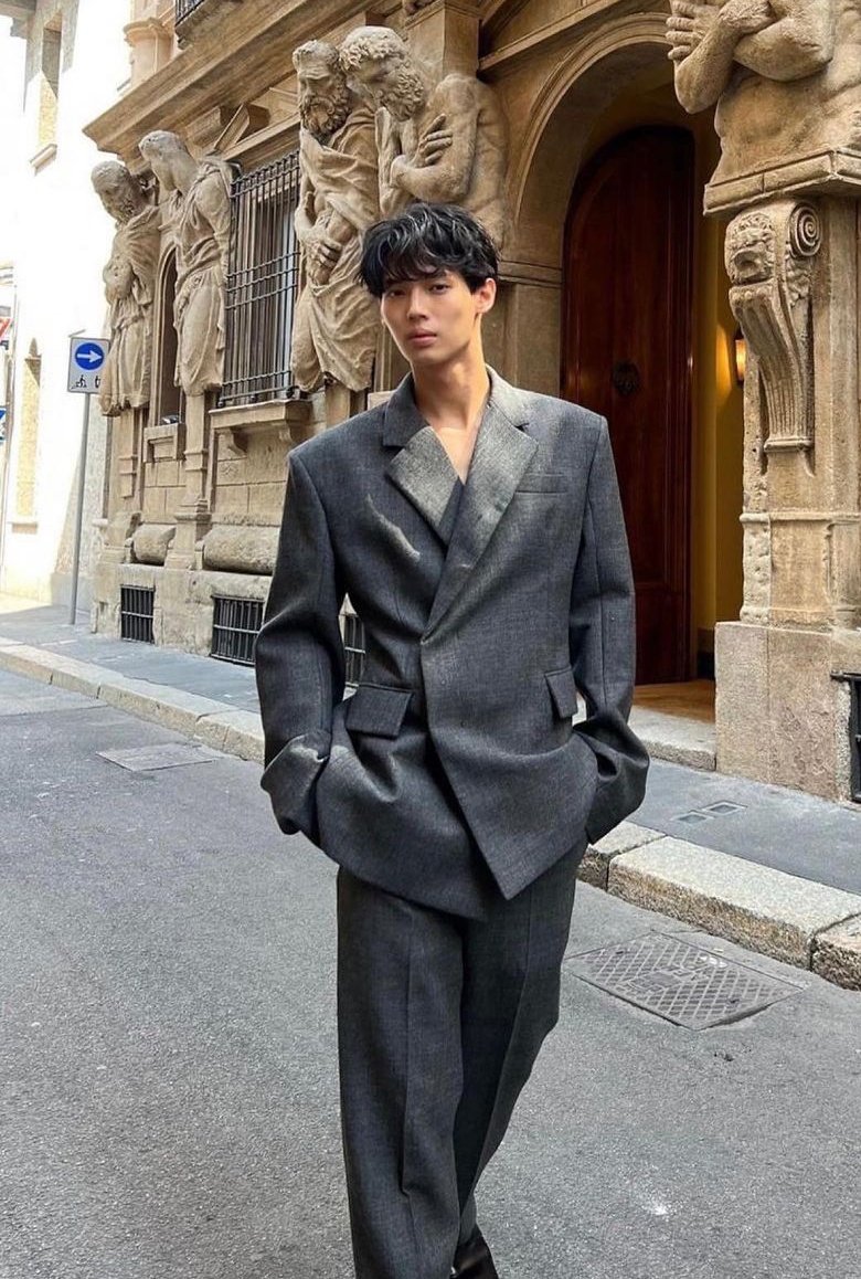 จะบินมั้ยไม่รู้แต่ขอยอดนิตยสารปังๆ ไปซื้อกันค่า

PRE-ORDER!
นิตยสาร GQ Thailand 
หน้าปก #winmetawin

💰 ราคา 120 บาท
🏬 ร้านซีเอ็ดทุกสาขา
🖥 SE-ED Online : se-ed.com/s/djv1
🔸 Shopee : bit.ly/3pglmLI
🔹 Lazada : bit.ly/3QFQT5X

 #PreOrder_GQThailandxWin