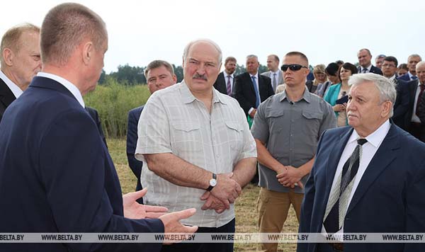NovyjDen's tweet photo. "Есть что-то новое - завтра мы там будем". Лукашенко рассказал, как выбирает маршруты своих поездок
📍https://t.co/1TLICOqx7g
#жлобин #новостижлобина #газетановыйдень #новыдзень #zhlobin https://t.co/ldqLudZjP1