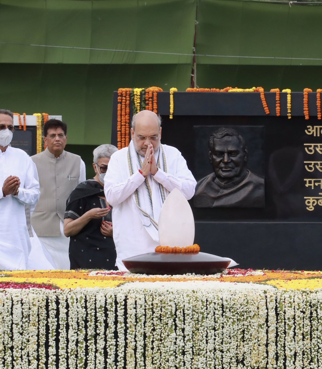 BaBaKumarAman's tweet photo. राजनीति के अजातशत्रु, प्रखर कवि, पूर्व प्रधानमंत्री भारत रत्न आदरणीय अटल बिहारी वाजपेयी जी की पुण्यतिथि पर शत् शत् नमन💐🙏
लोकतांत्रिक आदर्शों के प्रति आपकी प्रतिबद्धता हम सभी के लिए प्रेरणास्पद है।।
#AtalBihariVajpayee 🙇👏
@narendramodi @AmitShah @BJP4Bihar @BJP4India https://t.co/1WShUnEa2Y