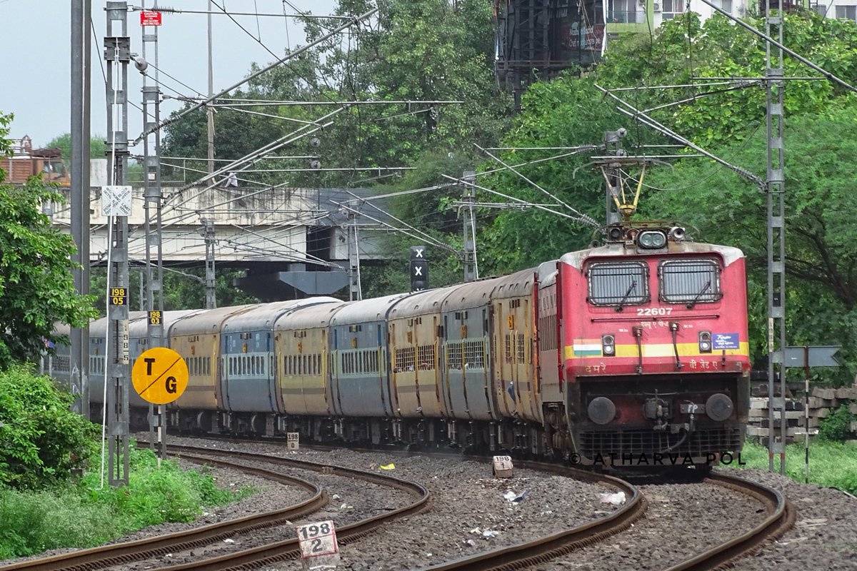 atharva_21941's tweet photo. Daily train to the Port City! #18520 #LTTMumbai #Visakhapatnam #Express hauled by the conventional #BZAWAP4 with alternate #Utkrisht coaches sandwiched between the classic #ICFBlue liveried coaches curving through #Hadapsar
@Central_Railway @VijayawadaSCR https://t.co/LtFa6usZd4