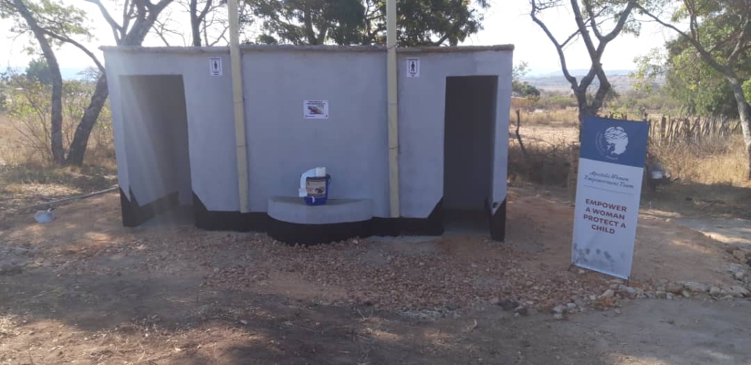 AWET_Apostolic's tweet photo. ... and handed it to #Shurugwi community members in the village 4 ward center yesterday.
#sanitation #hygiene_practices #SafeToilet #WASH #safewater #hygiene #commuinities #ForEveryChild https://t.co/HTzKcAnSgK