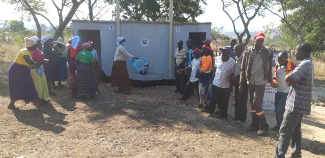 AWET_Apostolic's tweet photo. ... and handed it to #Shurugwi community members in the village 4 ward center yesterday.
#sanitation #hygiene_practices #SafeToilet #WASH #safewater #hygiene #commuinities #ForEveryChild https://t.co/HTzKcAnSgK
