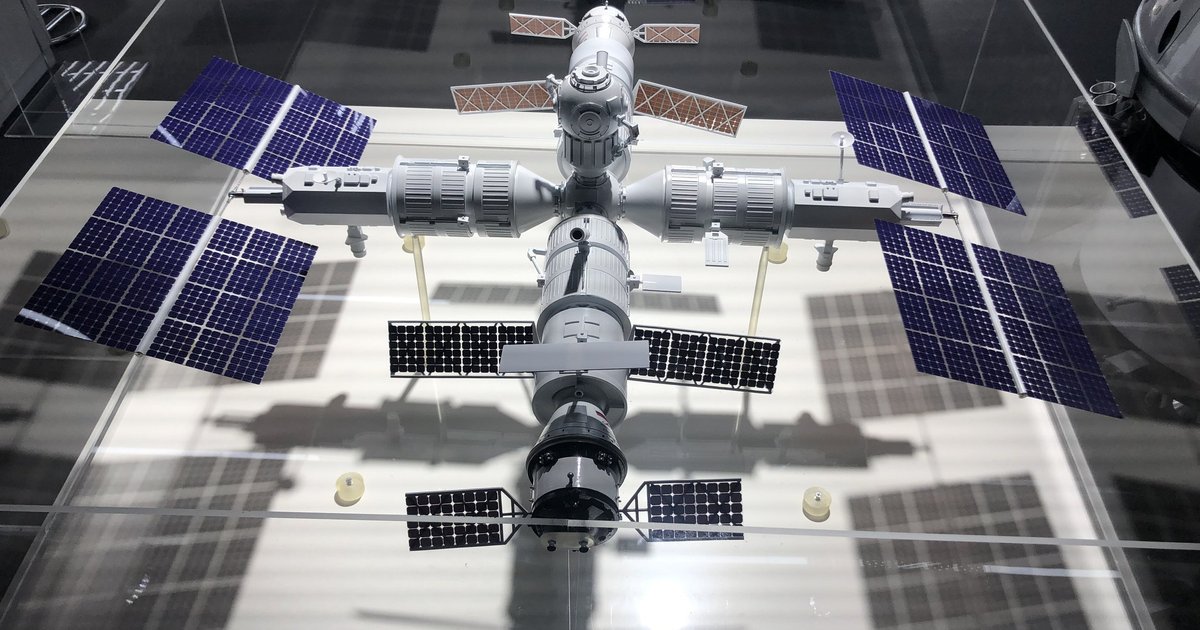 luzanov_s's tweet photo. Роскосмос впервые показал макет Российской орбитальной станции. Снова МИР? Ходим по кругу. Где Луна? https://t.co/E8cjFJz7pv