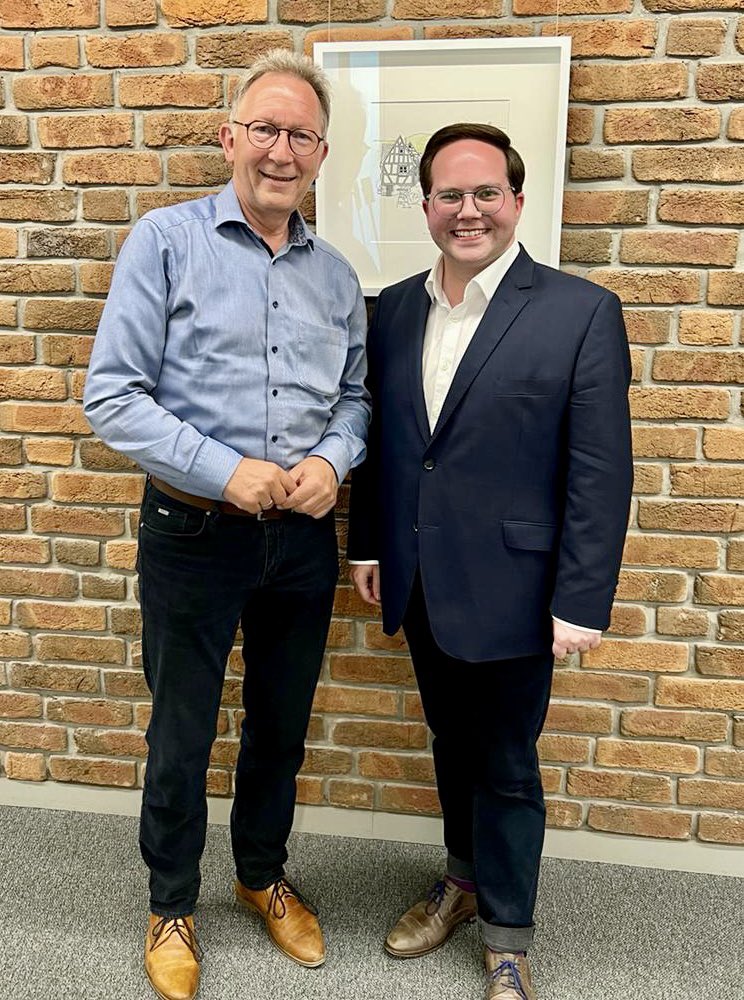 BadziongPascal's tweet photo. 🤝 MdB @Erwin_Rueddel und ich arbeiten schon lange vertrauensvoll zusammen.
Mit dem erfahrenen #Gesundheitspolitiker habe ich mich natürlich auch über die #Arbeit unseres Gesundheitsamtes MYK sowie die aktuelle und zukünftige #Corona-Lage ausgetauscht. #gesundheit https://t.co/higZG4aEQs
