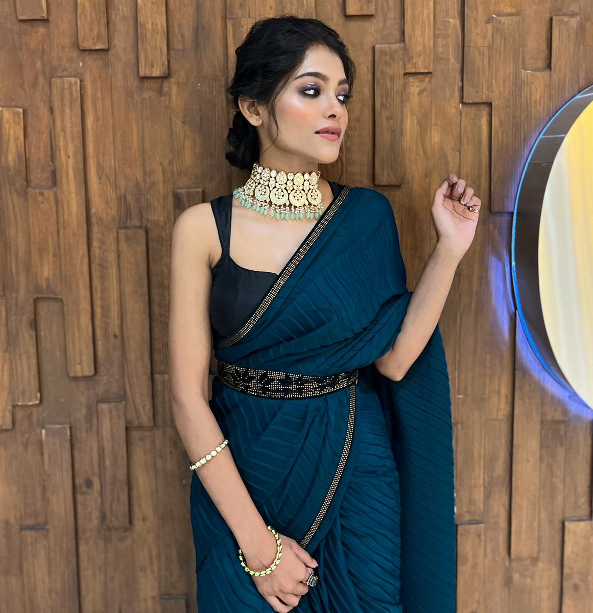 All about the mystery & magic. 💙✨️

#ByomkeshHotyamancha #PremiereNight 

Saree: @rangoli_india
Jewellery: #AnjaliJewellers 
MUA: #PritamDas

📸: @ShreyaMitra3

#ootd #premiere #look #actorslife

@SVFsocial @CamelliaFilms