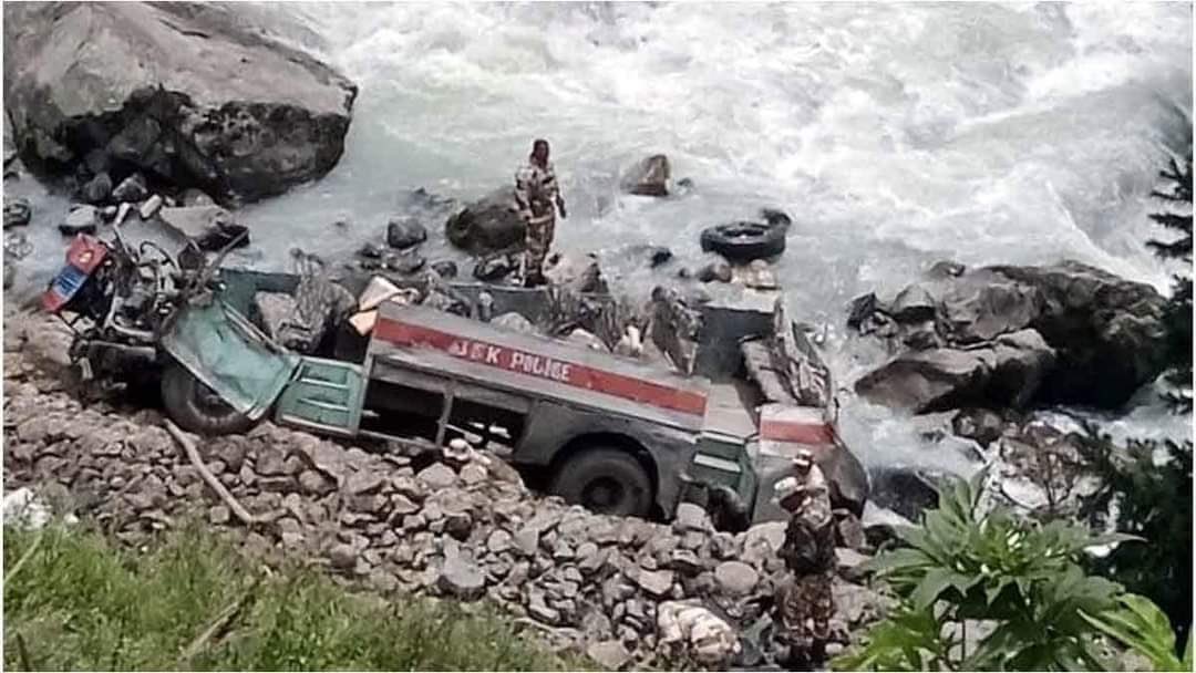 BaBaKumarAman's tweet photo. जम्मू-कश्मीर के पहलगाम में हुई बस दुर्घटना में #ITBP के जवानों के निधन की सूचना अत्यंत ही पीड़ादायक है।
इस दुर्घटना में शहीद जवानों को विनम्र श्रद्धांजलि। 
ईश्वर उनके परिजनों को यह असीम दुःख सहन करने की शक्ति दें और घायल हुए जवानों को जल्द से जल्द स्वस्थ करें। 
#ॐ_शांति 🙇👏 https://t.co/bylXvmrNqh
