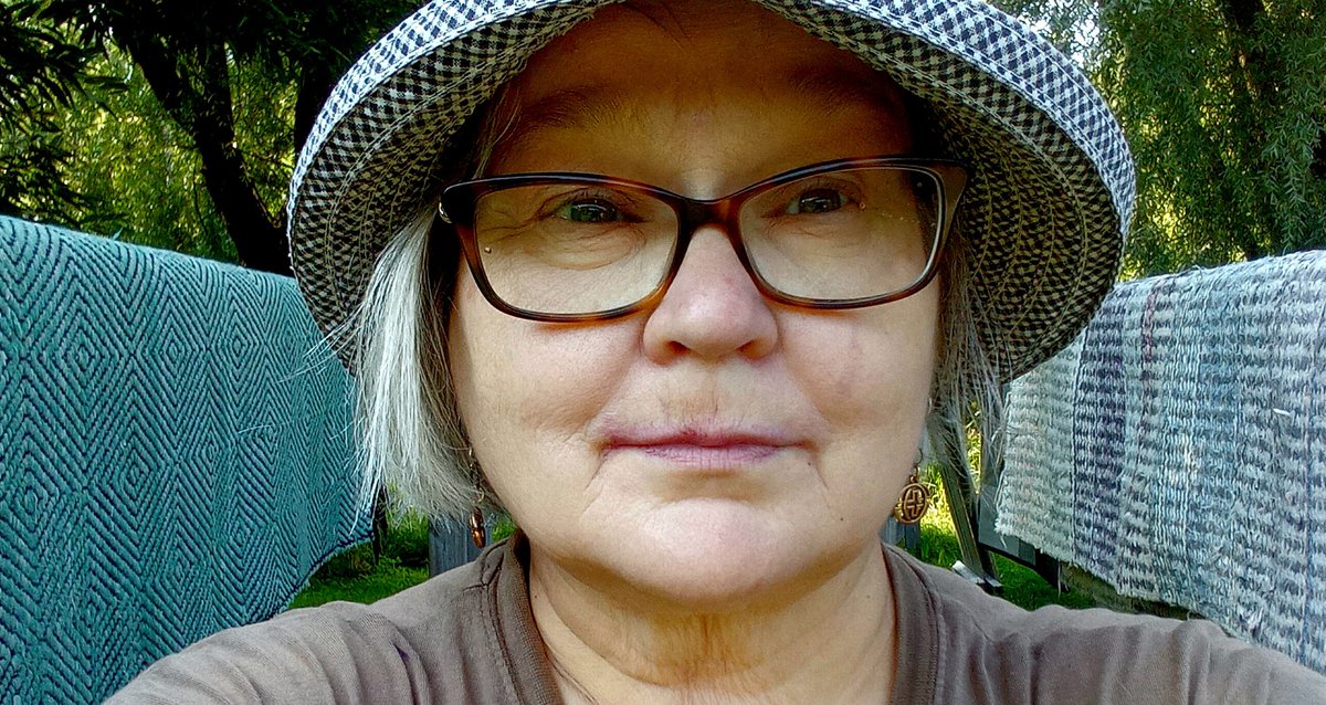 Muksunen's tweet photo. #Matonpesu jatkuu. Tänään 2 lyhyehköä. Vaikeimmat olen jättänyt viimeisiksi: ne leveät ja painavat. Kiitos matonpesupaikasta @aanekoski_city
#räsymatto #harja https://t.co/WbBHPVbnHJ