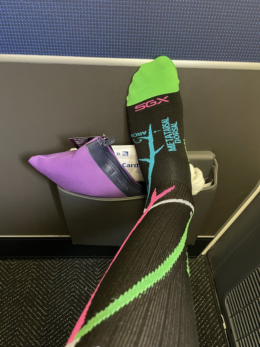 thetoedoctor's tweet photo. #flowsocks on and ready for flight! @JillSommerset @UnitedAirlines #vacation @ALPSlimb https://t.co/gZuTP2IAMJ