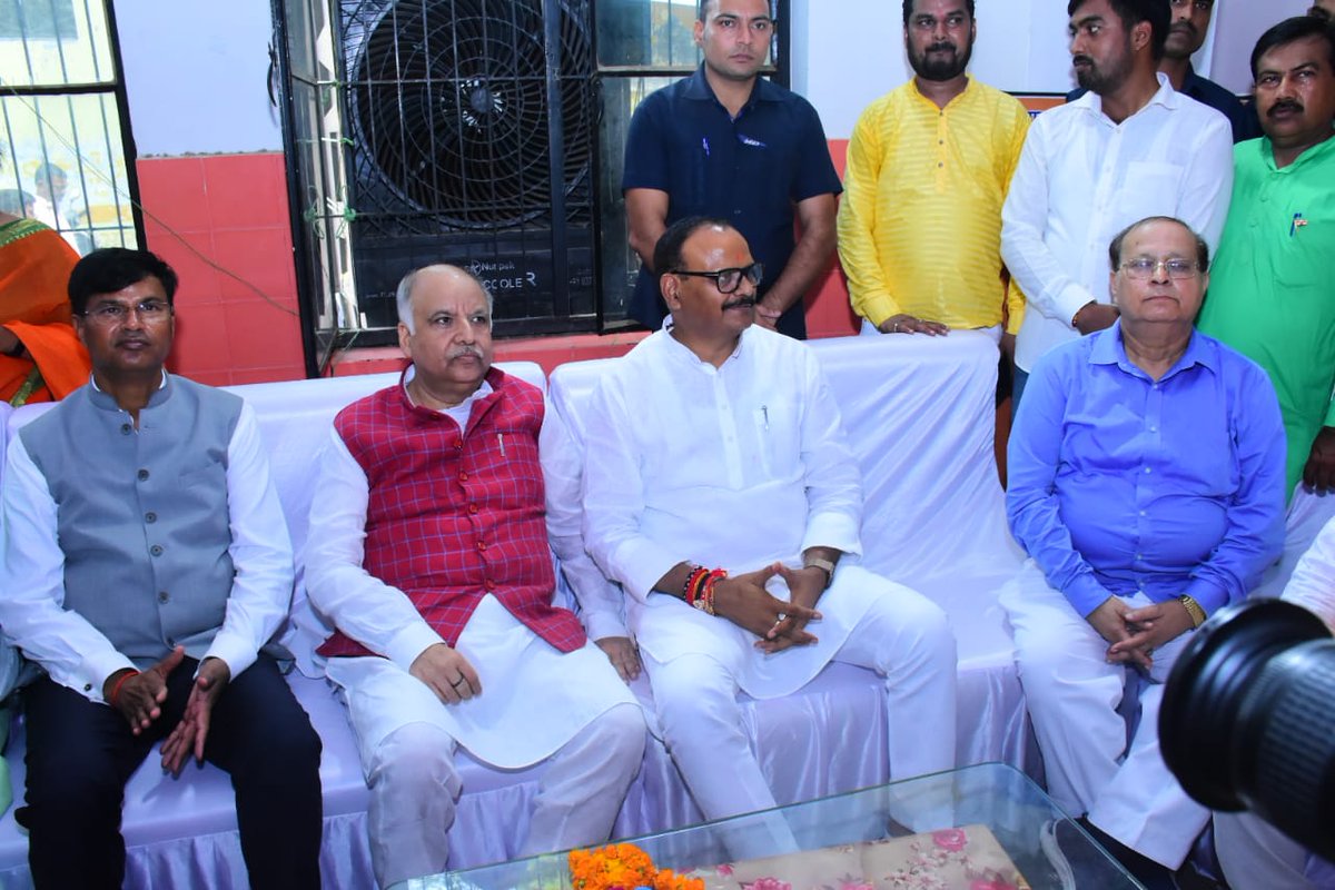 आज लखनऊ में चौक स्थित कालीचरण पी०जी० कॉलेज में 'भारत रत्न' श्रद्धेय अटल बिहारी बाजपेई जी की पुण्यतिथि पर समरसता समागम एवं सहभोज कार्यक्रम में सम्मिलित होकर श्रद्धेय अटल जी को कोटि कोटि नमन किया। 

#azadikaamritmahotsav #HarGharTiranga