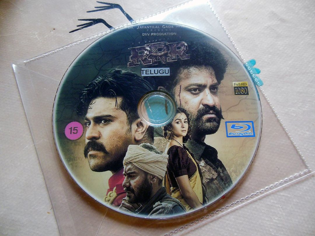 MelvinZed's tweet photo. Le meilleur blockbuster depuis Fury Road vient d'arriver chez moi en Bluray et dans sa langue originale. C'est probablement un pirate, mais ça fait mon bonheur ! <3
#RRR #RamCharan #NTRamaRaoJr #SSRajamouli #LoadAimShoot https://t.co/zabn0PK1G1