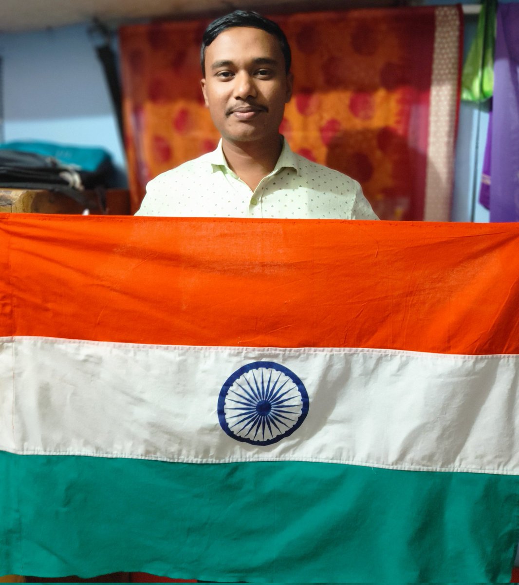 CHNDRAPRATAP's tweet image. ऊपर सब कुछ शून्य-शून्य है,
कुछ भी नहीं गगन में।
सुनो पार्थ! जो कुछ है, वह है
मिट्टी में, जीवन में। 
@CHNDRAPRATAP