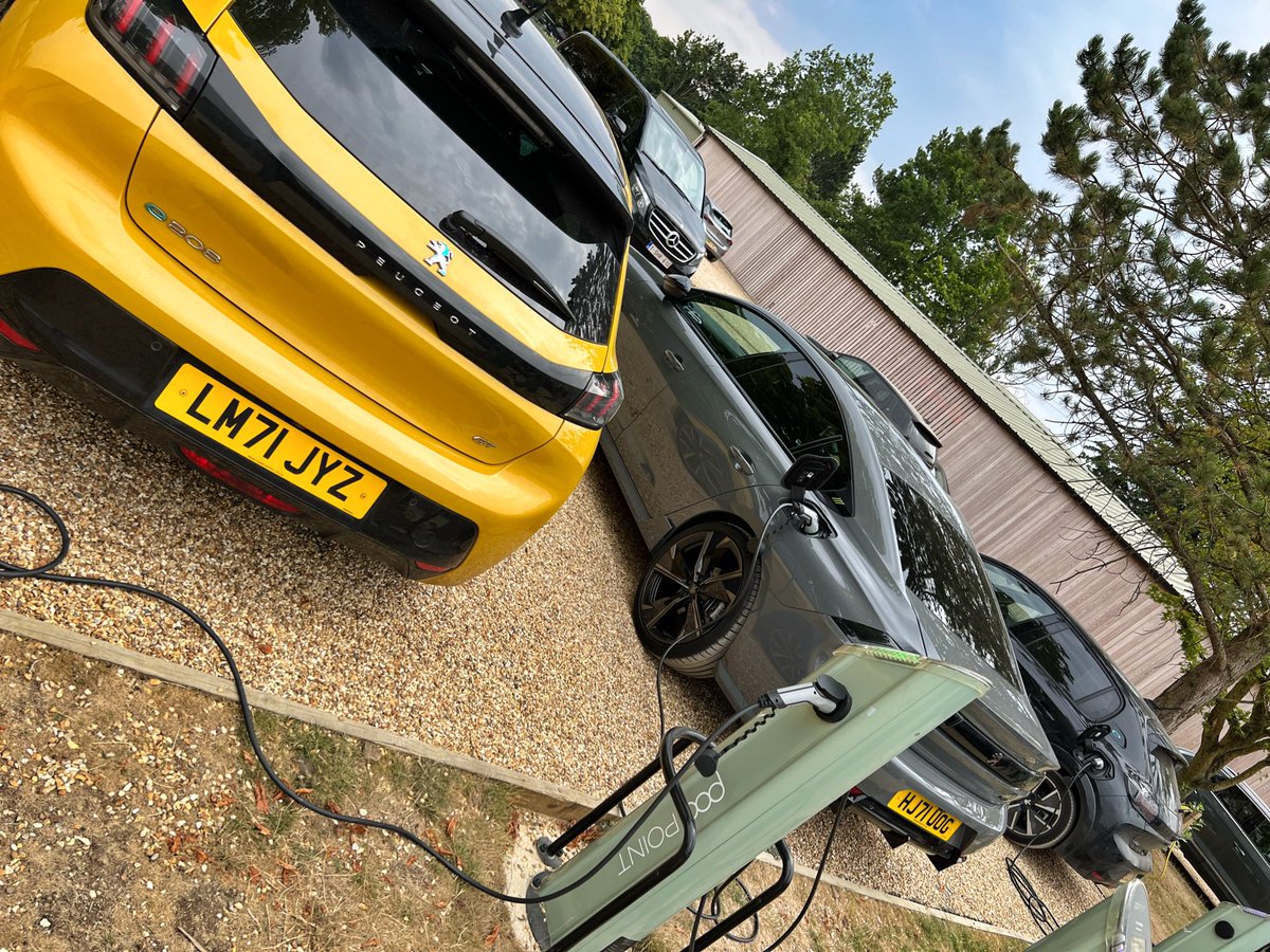 activrightbrain's tweet photo. ⚡️ brings all the @PeugeotUK to the yard.
My @peugeotsport #508PSE in an E-208 sandwich!
#Peugeot #Peugeot508PSE #cars #mobility #EV #IoT #design #TechTuesday #PeugeotE208 https://t.co/Rre2tFvGjN