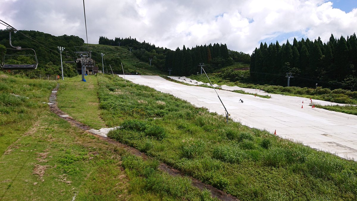 mtktsnow's tweet photo. 今シーズン２度目のサマーゲレンデ！
前回はじめて乗って調子よかった158をレンタルです。
相変わらず他に滑ってる皆さんがお上手で若干の場違い感を感じつつも6本滑って来ました。
つかれたけどやっぱたのしいわ🤩
#サマーゲレンデ
#PISLAB
#ウイングヒルズ https://t.co/NYLJlhExk0