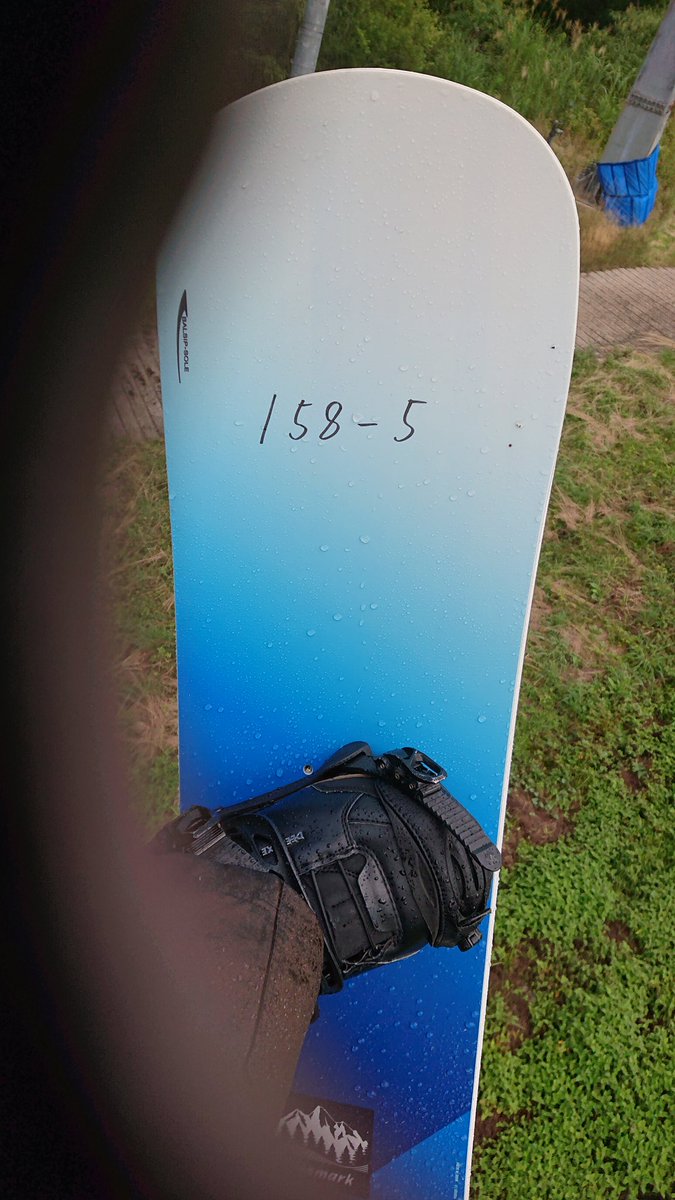 mtktsnow's tweet photo. 今シーズン２度目のサマーゲレンデ！
前回はじめて乗って調子よかった158をレンタルです。
相変わらず他に滑ってる皆さんがお上手で若干の場違い感を感じつつも6本滑って来ました。
つかれたけどやっぱたのしいわ🤩
#サマーゲレンデ
#PISLAB
#ウイングヒルズ https://t.co/NYLJlhExk0
